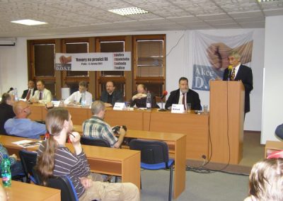 Diskusní večer zahájil předseda Akce D.O.S.T. Ladislav Bátora.